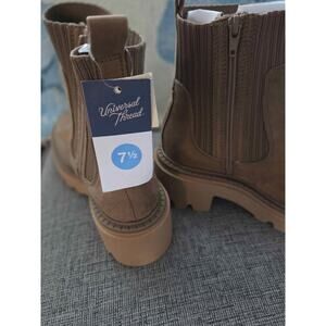 Universal Thread Taupe Lug Sole Chelsea Boots – Size 7.5